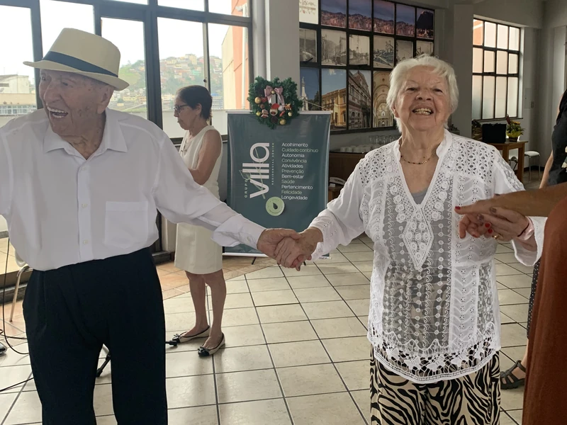 Casal de moradores dançando em um evento da casa